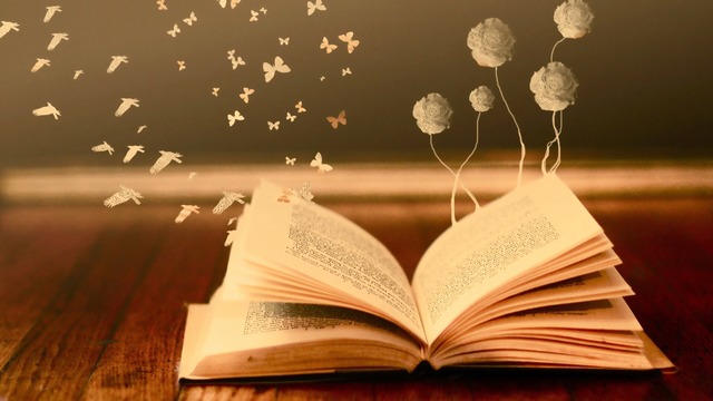 livre duquel sortent fleurs et papillons