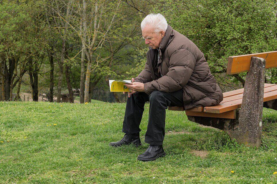 personne âgée qui lit