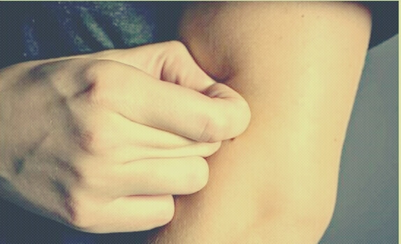 personne qui se gratte