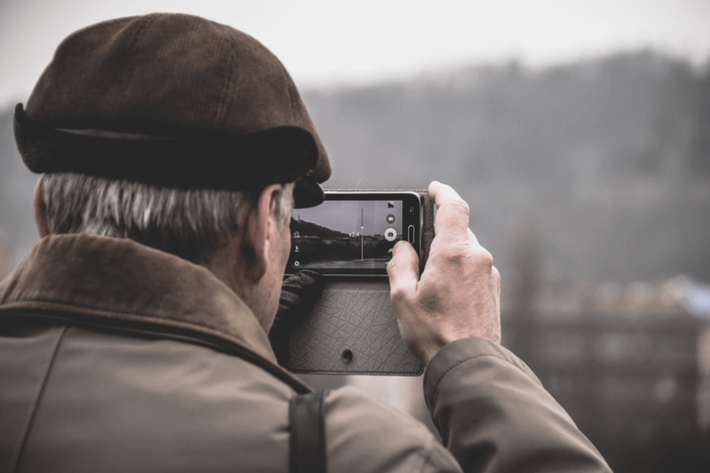 personne âgée prenant une photo