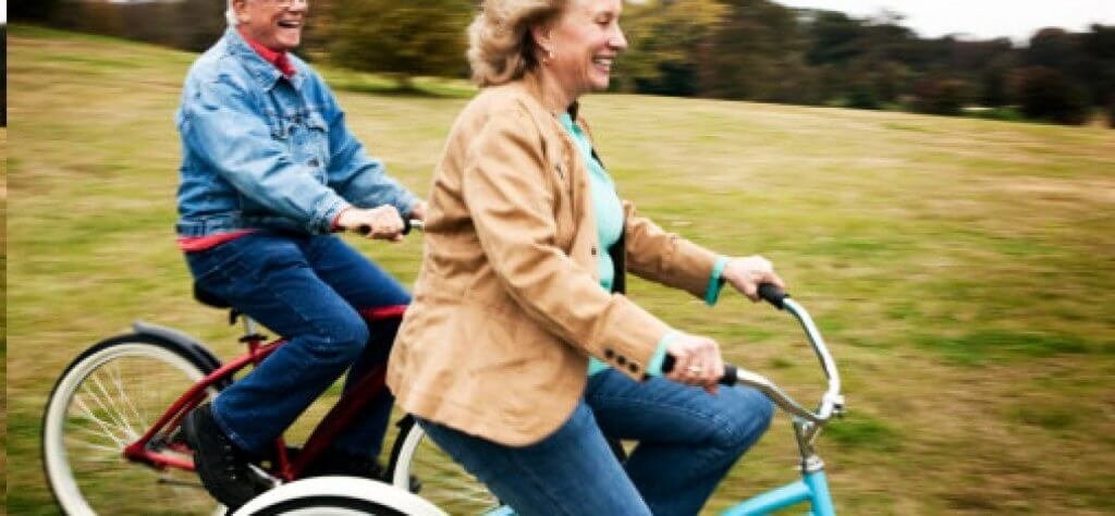 couple riant à vélo