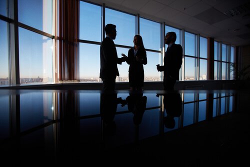 personnes parlant affaires