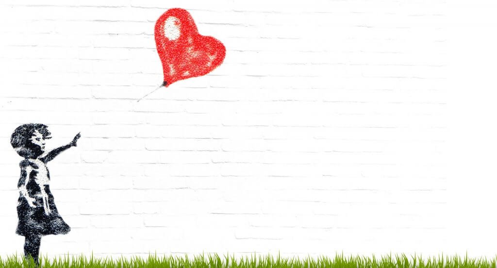 petite fille lâchant un coeur en forme de ballon