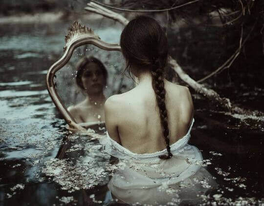 femme se regardant dans un miroir 