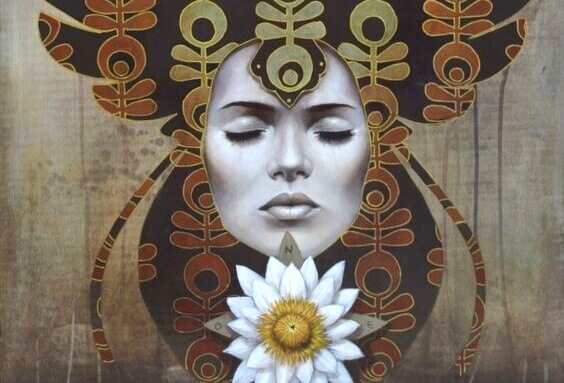 Femme avec une fleur blanche