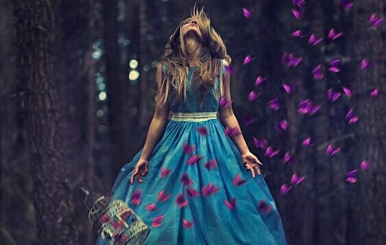 Femme en robe bleue