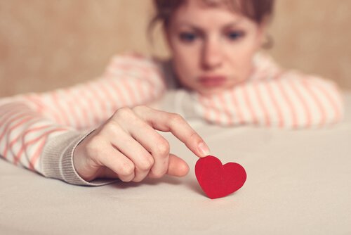 Femme triste touchant un coeur représentant des esprits magnétiques