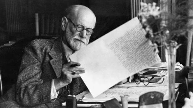 Sigmund Freud qui travaille