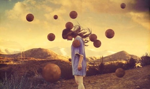 femme entourée de boules suspendues en l'air