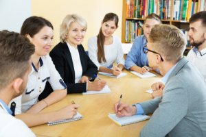 Quelle est la relation entre l'éducation et les idées politiques ?