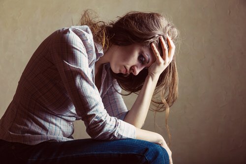 femme qui se tient la tête