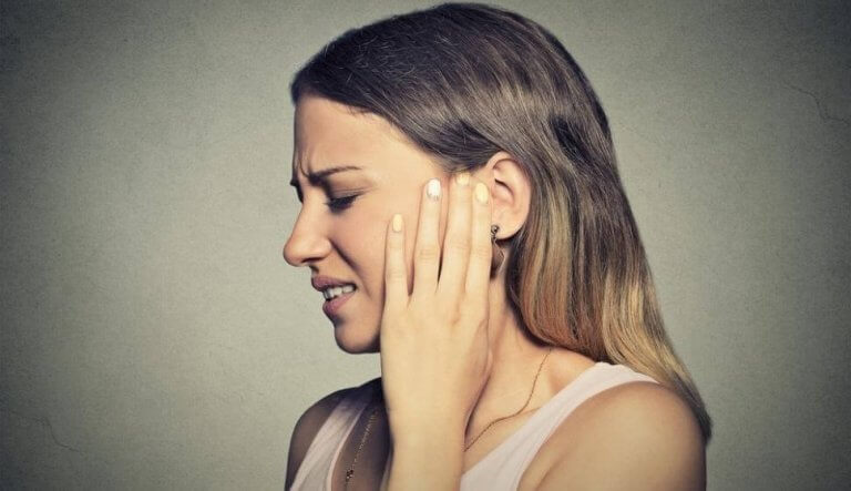 femme ayant mal aux oreilles