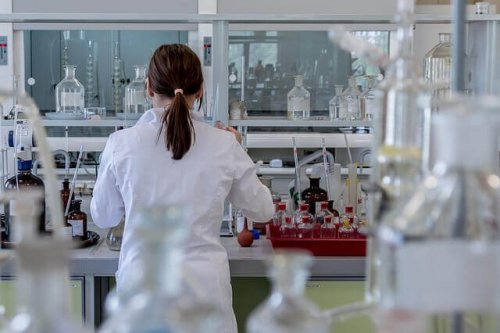 femme dans un laboratoire