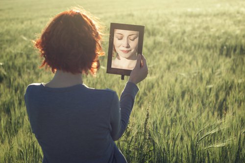 femme dans un miroir