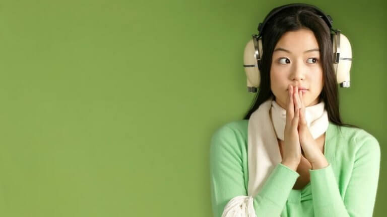 femme écoutant la musique dans un casque