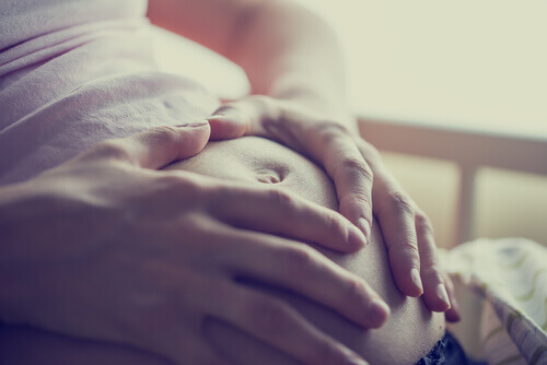 femme enceinte posant ses mains sur son ventre