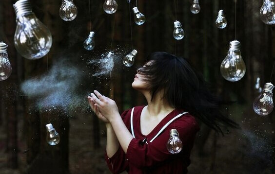 femme entourée d'ampoules