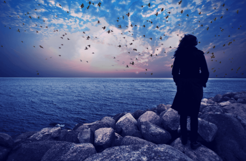femme qui regarde la mer