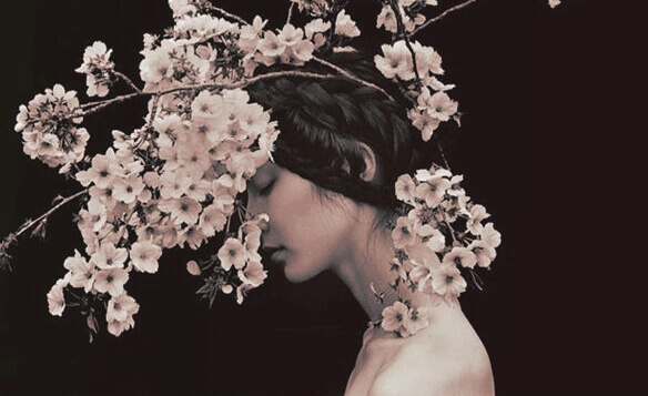 femme avec des fleurs sur la tête