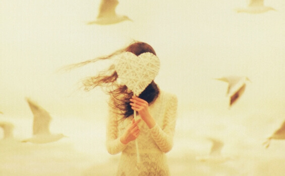 fille tenant un coeur