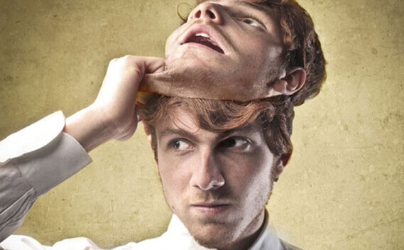 homme avec un masque