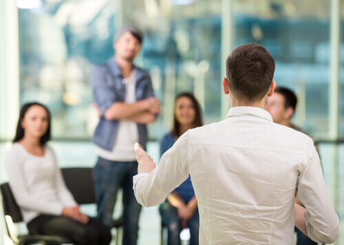 groupe de personnes réunies