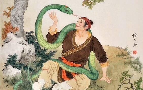homme avec un serpent