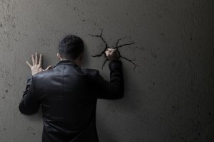 Comment la morale sociale peut-elle contribuer à normaliser la violence ?
