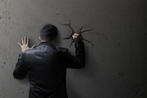 Comment la morale sociale peut-elle contribuer à normaliser la violence ?
