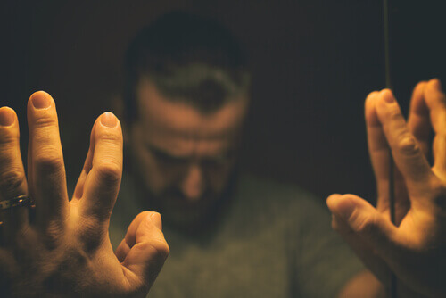 homme face à un miroir