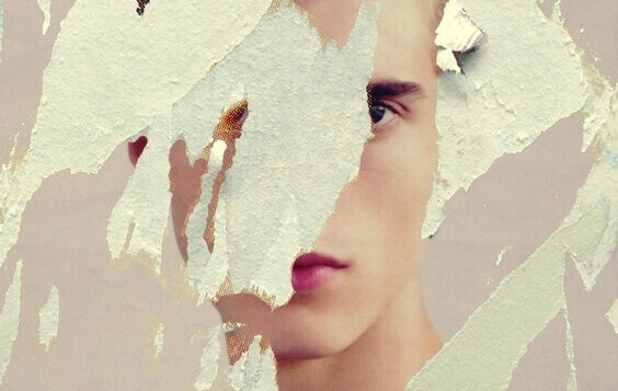 homme sur du papier déchiré