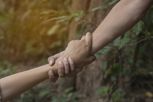 main aidant une autre