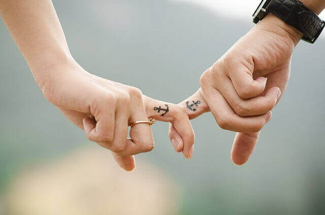 mains d'un couple