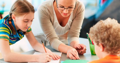 maîtresse avec élèves