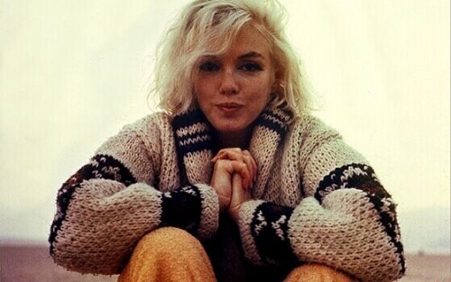 marilyn monroe assise