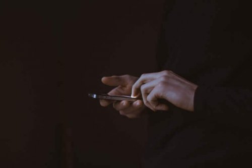 personne avec un portable