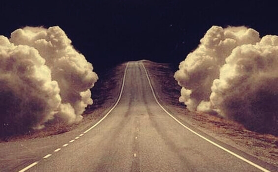 route cernée de nuages