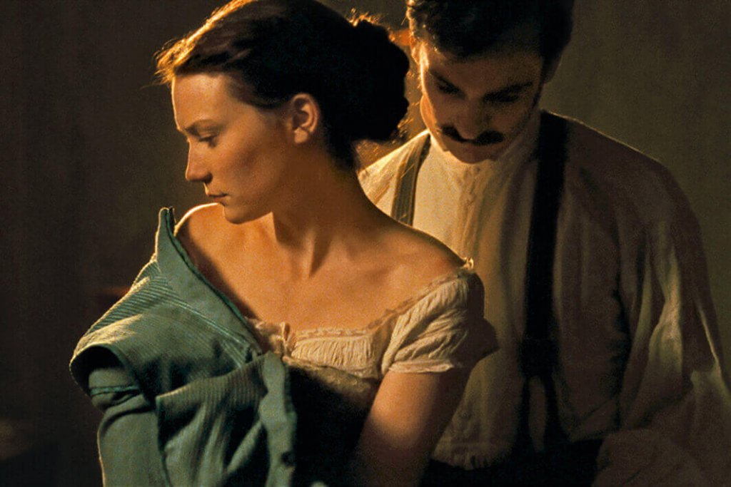 homme déshabillant une femme