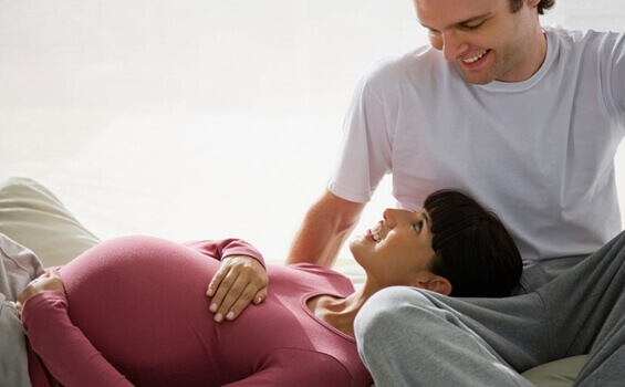 maman enceinte avec partenaire représentant la psychologie périnatale