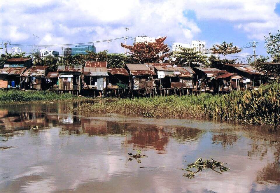 vitres brisées quartier pauvre