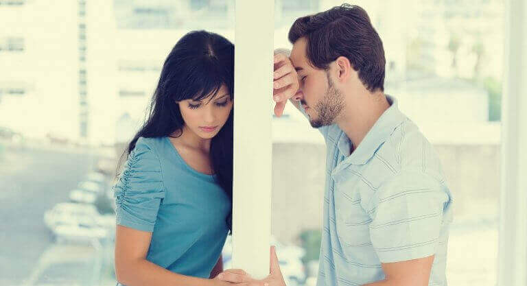 Couple séparé par un mur