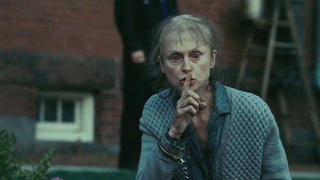 Femme avec un doigt sur sa bouche