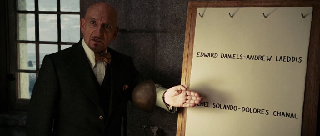 Psychiatre avec un tableau