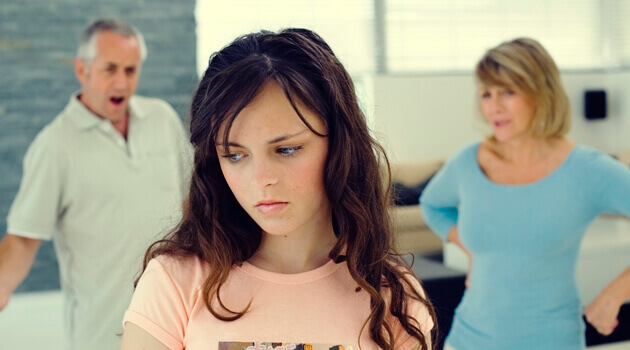 adolescente au milieu d'une dispute de ses parents