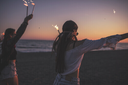 adolescentes faisant la fête sur la plage