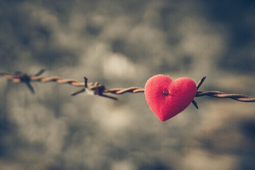 coeur sur du fil barbelé