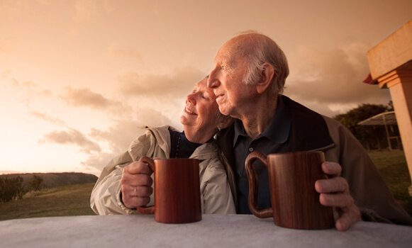 couple de personnes âgées heureuses