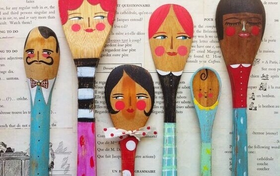 Cuillères avec des visages peints représentant une famille