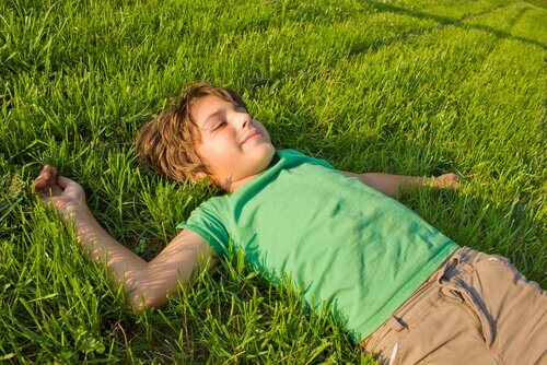 enfant allongé dans l'herbe