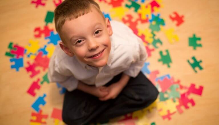 enfant qui fait un puzzle